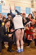 甲州と書かれた尻を見せるくまだまさし（中央）。
