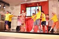 イギリス映画「サンシャイン／歌声が響く街」のPRイベントで歌い踊るオラキオ体操クラブと、高橋真麻（中央）。