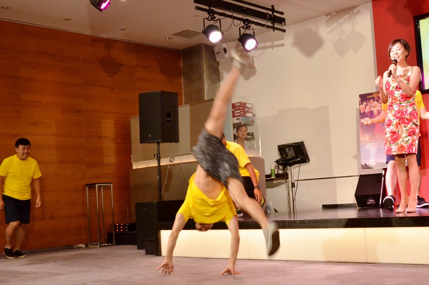 アクロバティックな技を見せるテキサス（中央）。