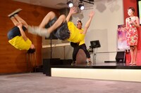 コンビ揃ってバク転を披露する弾丸ジャッキーと、高橋真麻（右端）。