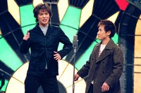 「M-1グランプリ」2002年優勝者のますだおかだ。(c)ABC