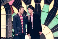 「M-1グランプリ」2003年優勝者のフットボールアワー。(c)ABC