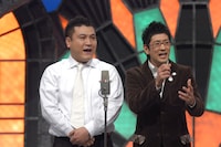 「M-1グランプリ」2004年優勝者のアンタッチャブル。(c)ABC