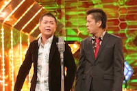 「M-1グランプリ」2005年優勝者のブラックマヨネーズ。(c)ABC