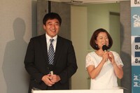 会見の様子。(c)吉本興業