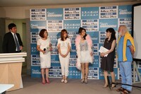 会見の様子。(c)吉本興業