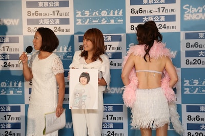 背中の開いたセクシーな衣装を着たシルク（右）。