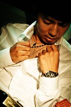 「TVガイドPERSON VOL.24」に登場するピース綾部。