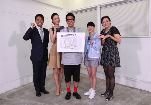 「キニナルーム。」に出演する（左から）杉村太蔵、遼河はるひ、おぎやはぎ小木、国生さゆり、虻川美穂子。