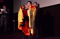 バッグの中から出現するエスパー伊東（中央）。