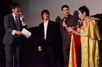 ドラマ「奇妙な恋の物語―THE AMAZING LOVE STORY―」の配信記念イベントに出演した古坂大魔王（左端）、エスパー伊東（右端）。