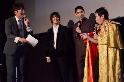 ドラマ「奇妙な恋の物語―THE AMAZING LOVE STORY―」の配信記念イベントに出演した古坂大魔王（左端）、エスパー伊東（右端）。