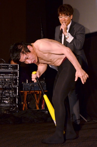 「ぐるぐるバットで30回転しても目が回らない男」を実証するエスパー伊東（手前）と、古坂大魔王（後方）。