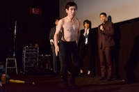 「ぐるぐるバットで30回転しても目が回らない男」の宣言通り、ぐるぐるバットのあとでまっすぐ歩くエスパー伊東（中央）。