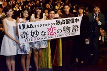 イベントに登場したエスパー伊東（中央）、古坂大魔王（右端）ら。