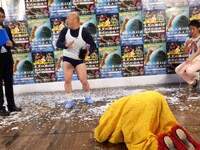 くまだの芸に感動するスラバ・ポルニン。