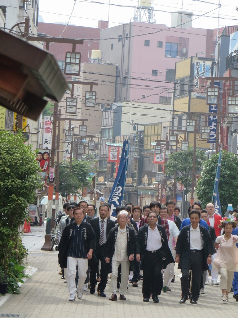 浅草で撮影された漫才協会大行進の様子。