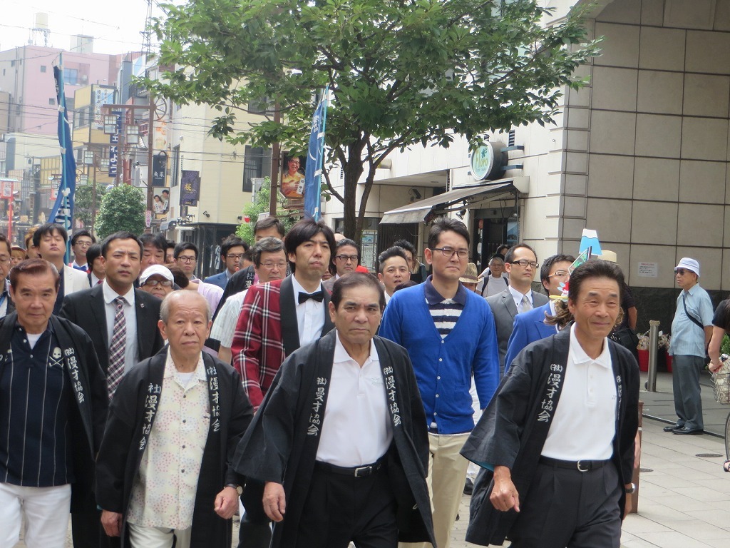 浅草で撮影された漫才協会大行進の様子。