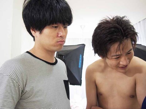 竹内健人プロデューサー（左）