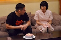 お手製の似顔絵付きケーキを男性にプレゼントする鳥居みゆき（右）。