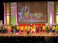 ギャラを賭けたゲームチャレンジでボールに潰される尼神インター誠子。