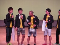 手ぬぐいの巻き方でキャプテンをアピールするヒガシ逢ウサカ今井。