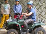 四輪バギー操作に手こずる井本。