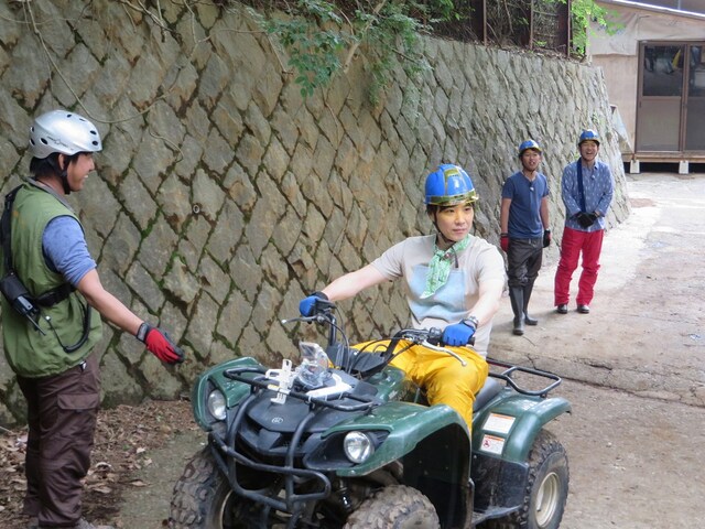 ロケで四輪バギーの操作を覚えカメラ目線を送るライセンス藤原。