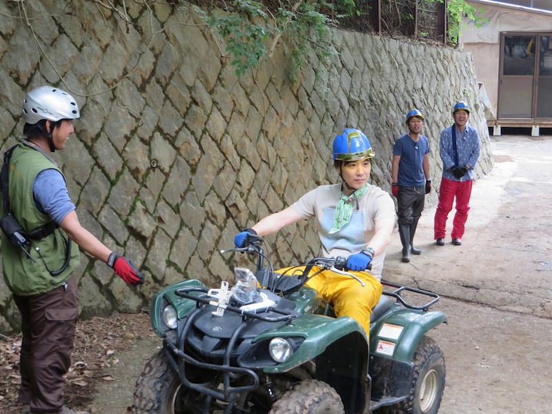 ロケで四輪バギーの操作を覚えカメラ目線を送るライセンス藤原。