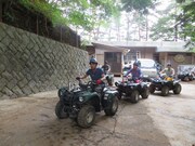 オフロードの練習場に向かう3人。