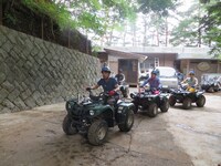 オフロードの練習場に向かう3人。