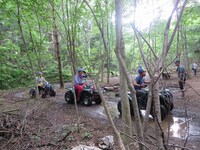 オフロードを楽しむ3人。