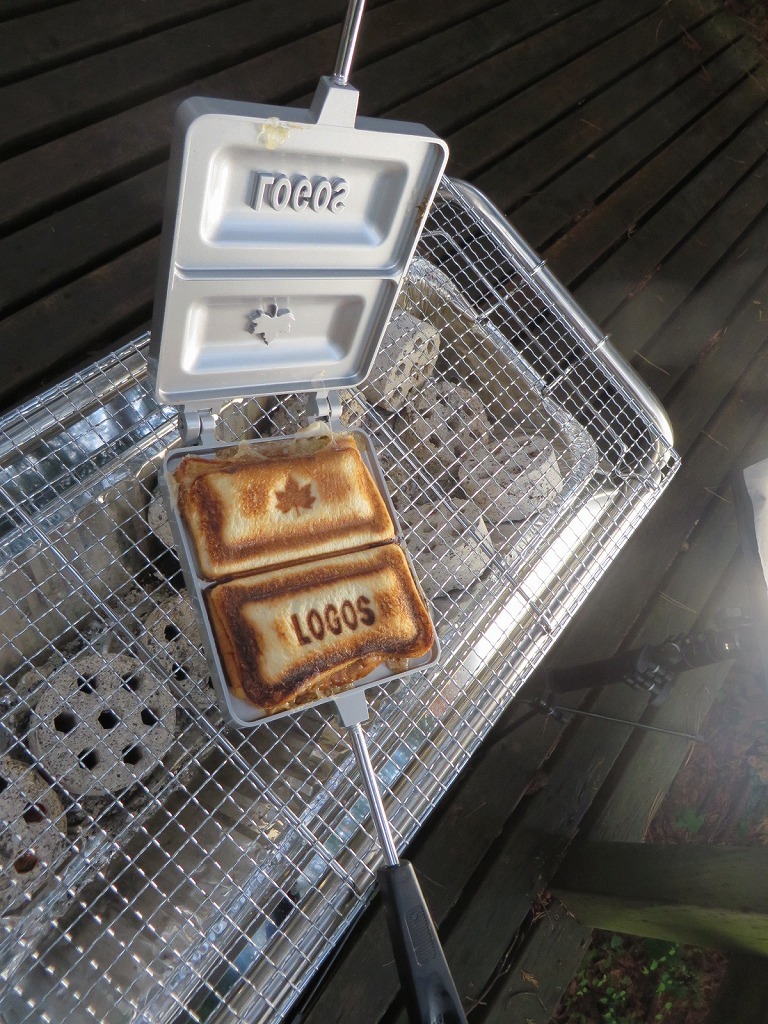LOGOSのホットサンドパンでパンと大福をサンドすると、あるデザートに変身。
