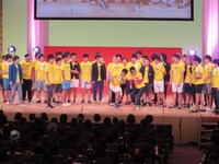 2014年8月に行われた「5up夏の大祭り」でBKBと「料理人だけに、ザクザク！」を披露する和牛・水田。