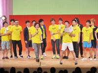 クイズコーナーMCの学天即。