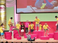 「巨大積み木落とし合い」の一場面。