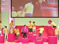 攻撃を華麗なジャンプでかわす藤崎マーケット・トキ。