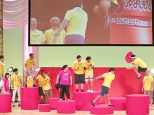 攻撃を華麗なジャンプでかわす藤崎マーケット・トキ。