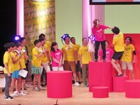 トキの髪を鷲掴みにする尼神インター渚。