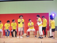 椅子が壊れても座り続ける水田。