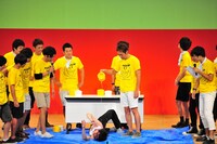 相方の武智に熱湯攻めにされる田中。