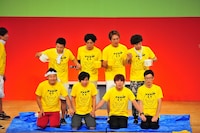 なぜか手をつなぐ熱湯をかける側。