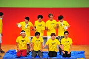 なぜか手をつなぐ熱湯をかける側。