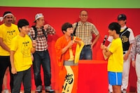 ジャルジャルにさまざまな疑問をぶつけられる鰻。