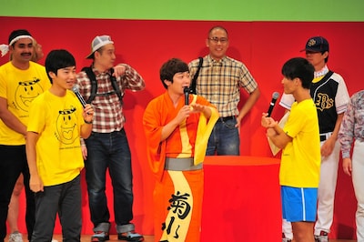 ジャルジャルにさまざまな疑問をぶつけられる鰻。