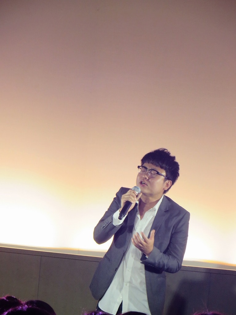 「よしもと夏の大祭り 2014 presented by 5upよしもと」の「5up Sound 真夏のキラめきSP」で熱唱する銀シャリ・橋本。