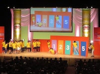 何度確認されても強い意志で、グラグラになっている4番の扉を選択した男性ブランコ浦井。