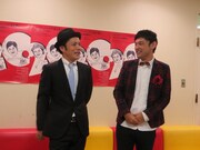 兄の家の表札が英語だったことを気にするこいで(左)。