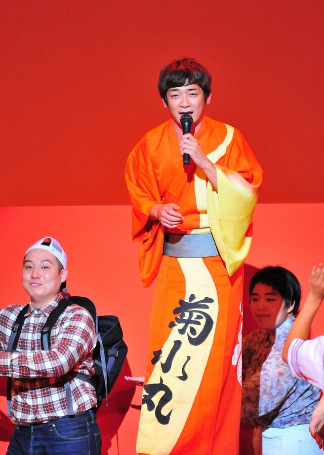 河内家上り丸と、後ろには、日本に来た外国人コスプレの軍団。