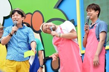 野性爆弾とペナルティ・ヒデ（左）。